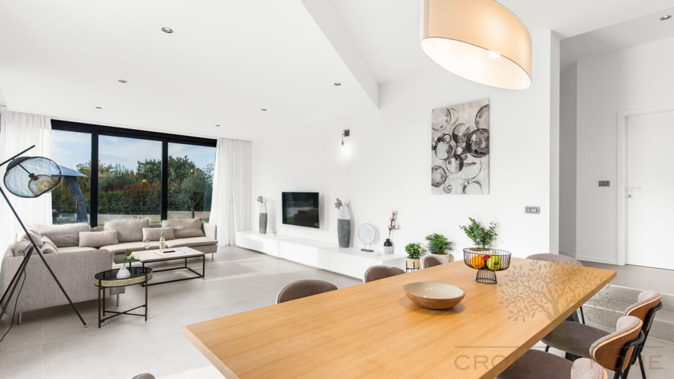 Villa mit Keller und 50 m2 beheiztem Pool am Rande einer gr&ouml;sseren istrischen Ortschaft