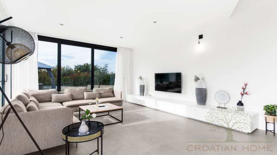 Villa mit Keller und 50 m2 beheiztem Pool am Rande einer gr&ouml;sseren istrischen Ortschaft