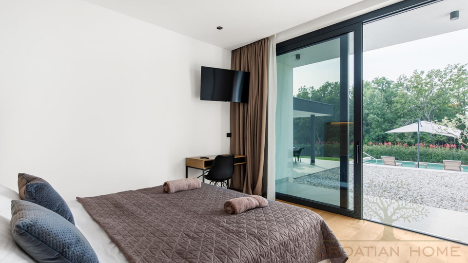 Villa mit Keller und 50 m2 beheiztem Pool am Rande einer gr&ouml;sseren istrischen Ortschaft