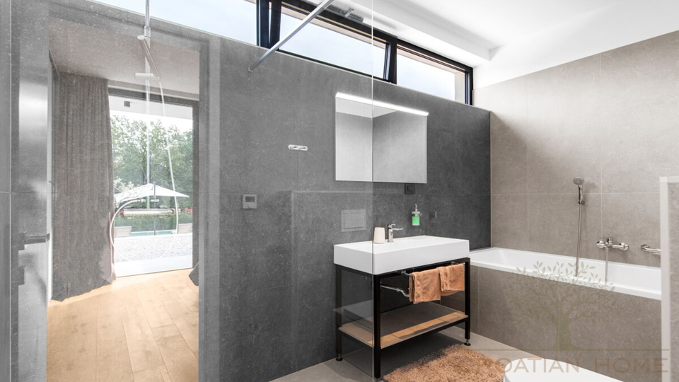 Villa mit Keller und 50 m2 beheiztem Pool am Rande einer gr&ouml;sseren istrischen Ortschaft