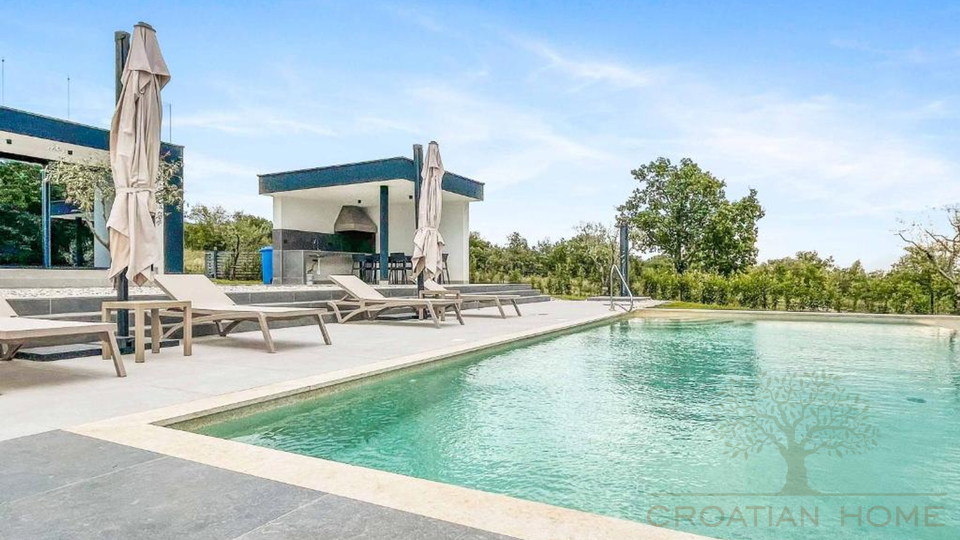 Villa mit Keller und 50 m2 beheiztem Pool am Rande einer gr&ouml;sseren istrischen Ortschaft