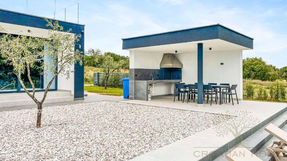 Villa mit Keller und 50 m2 beheiztem Pool am Rande einer gr&ouml;sseren istrischen Ortschaft