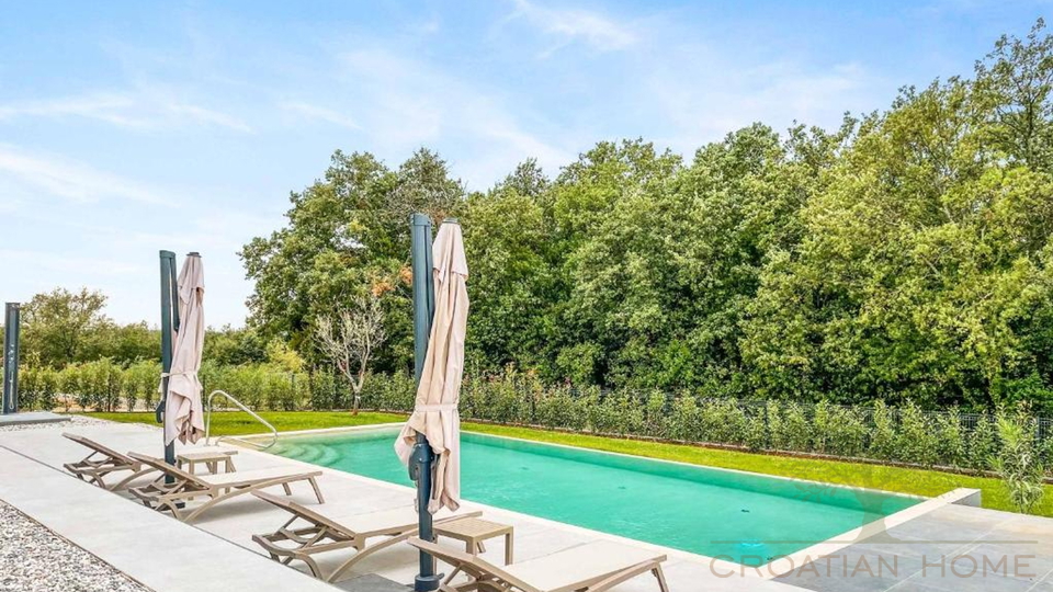Villa mit Keller und 50 m2 beheiztem Pool am Rande einer gr&ouml;sseren istrischen Ortschaft
