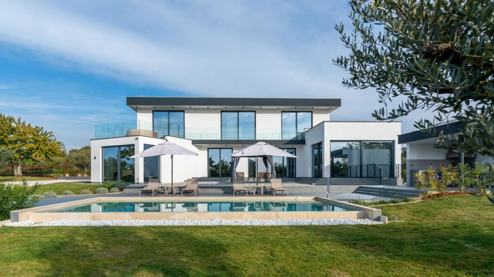 Moderne voll ausgestattete Villa mit beheiztem 50 m2 Pool