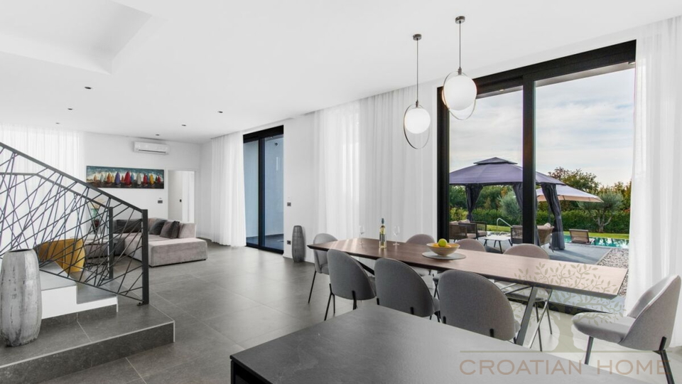 Moderne voll ausgestattete Villa mit beheiztem 50 m2 Pool