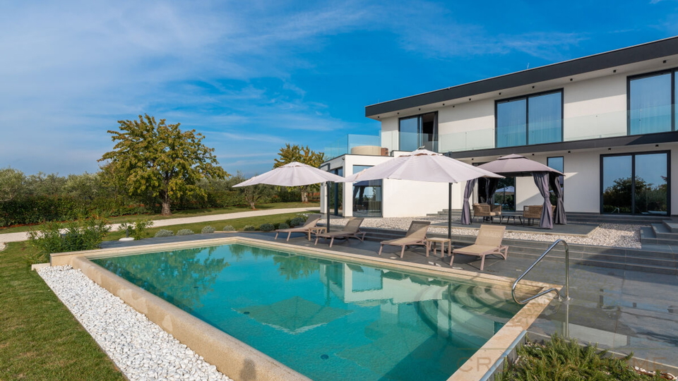 Moderne voll ausgestattete Villa mit beheiztem 50 m2 Pool