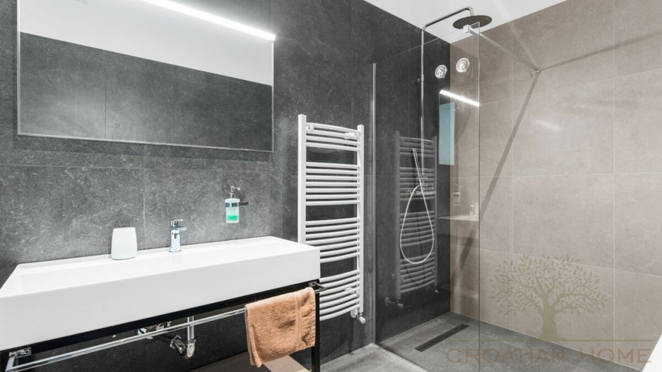 Moderne voll ausgestattete Villa mit beheiztem 50 m2 Pool