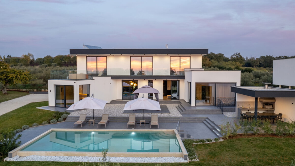 Moderne voll ausgestattete Villa mit beheiztem 50 m2 Pool