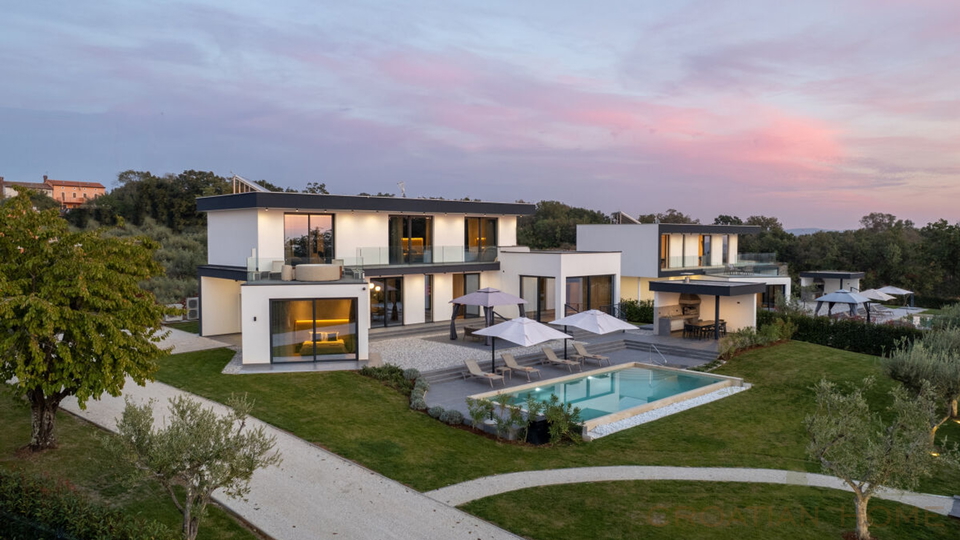 Moderne voll ausgestattete Villa mit beheiztem 50 m2 Pool
