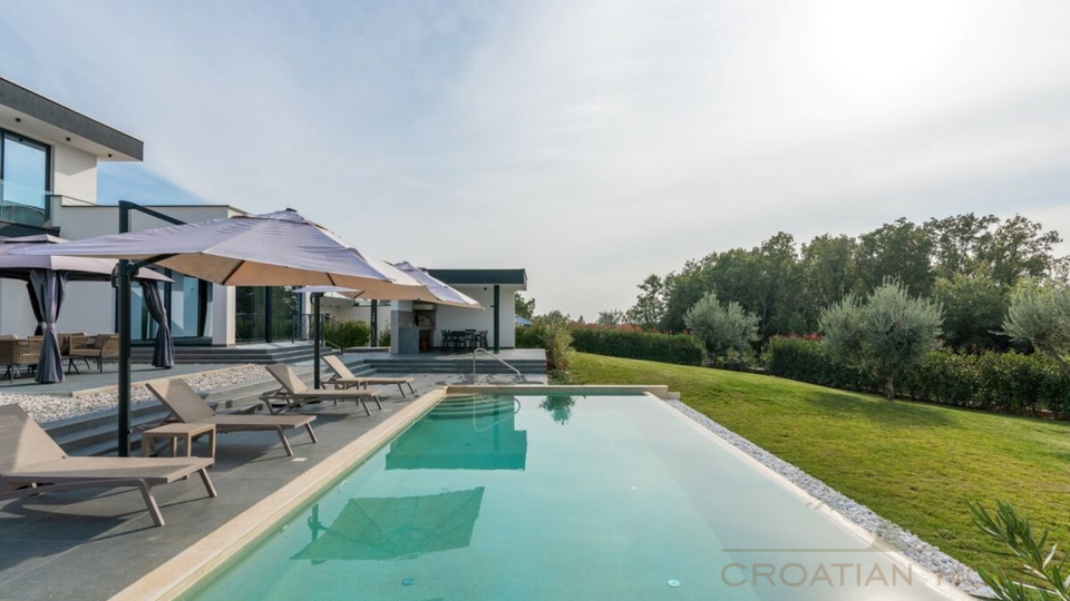 Moderne voll ausgestattete Villa mit beheiztem 50 m2 Pool