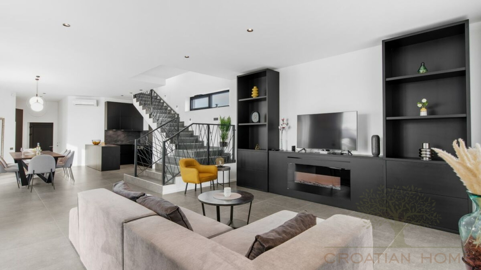 Moderne voll ausgestattete Villa mit beheiztem 50 m2 Pool