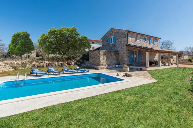 Renviertes Steinhaus mit Pool auf 6000 m2 Grundstück mit 2 Nebengebäuden am Rande der Ortschaft