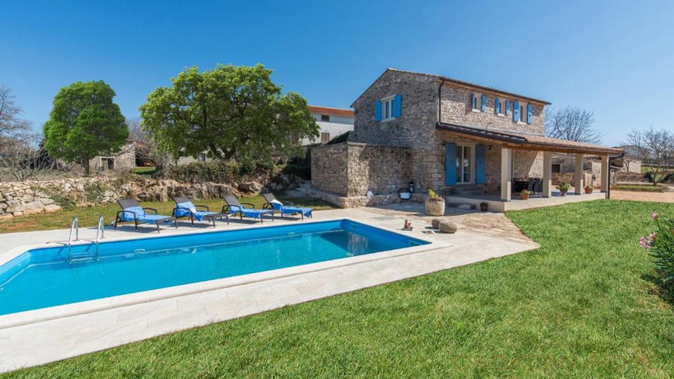 Renviertes Steinhaus mit Pool auf 6000 m2 Grundst&uuml;ck mit 2 Nebengeb&auml;uden am Rande der Ortschaft