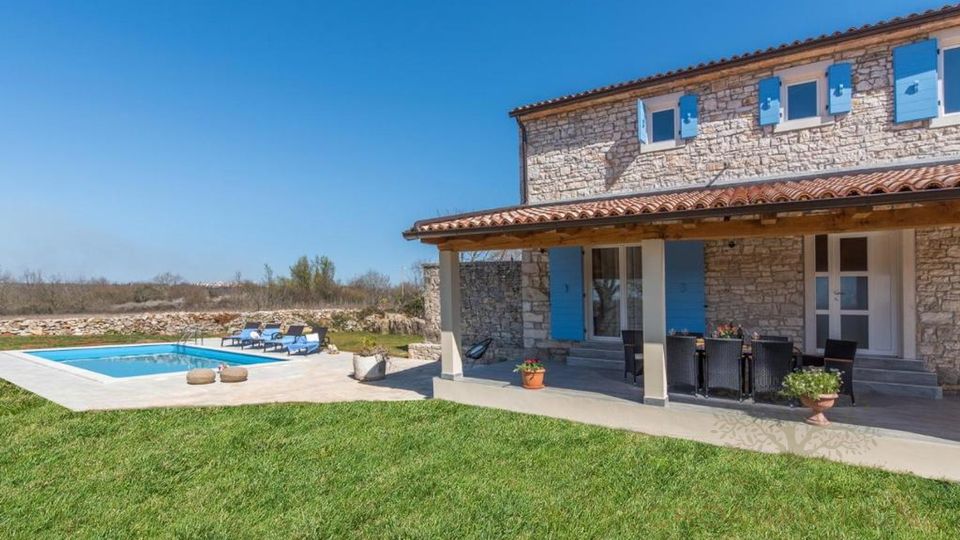 Renviertes Steinhaus mit Pool auf 6000 m2 Grundst&uuml;ck mit 2 Nebengeb&auml;uden am Rande der Ortschaft