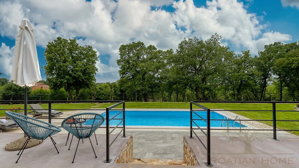 Renviertes Steinhaus mit Pool auf 6000 m2 Grundst&uuml;ck mit 2 Nebengeb&auml;uden am Rande der Ortschaft