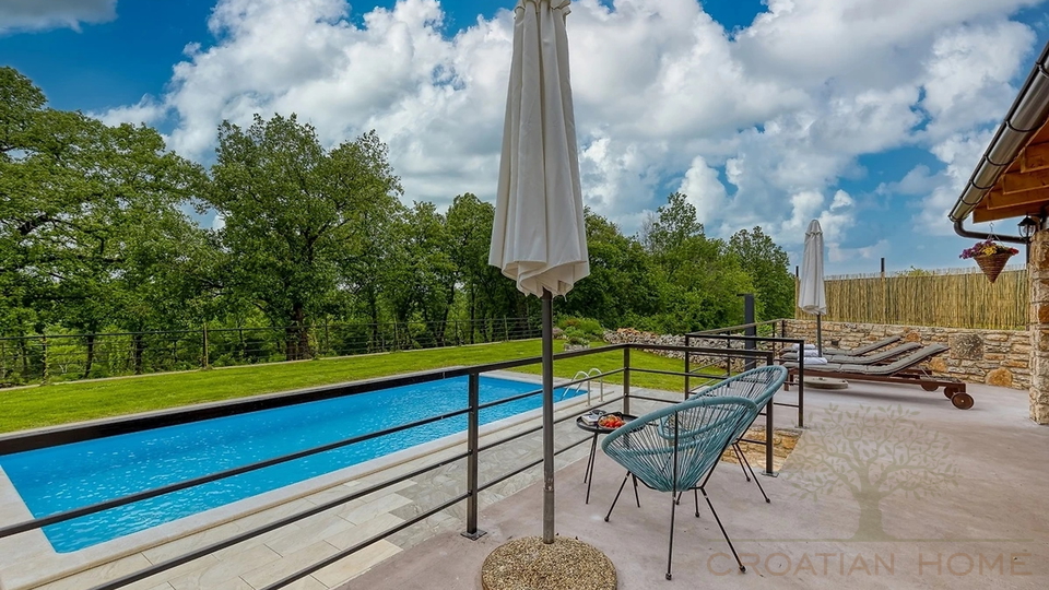 Renviertes Steinhaus mit Pool auf 6000 m2 Grundst&uuml;ck mit 2 Nebengeb&auml;uden am Rande der Ortschaft
