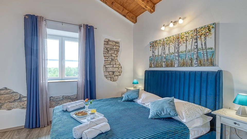 Renviertes Steinhaus mit Pool auf 6000 m2 Grundst&uuml;ck mit 2 Nebengeb&auml;uden am Rande der Ortschaft