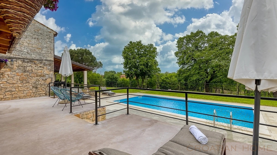 Renviertes Steinhaus mit Pool auf 6000 m2 Grundst&uuml;ck mit 2 Nebengeb&auml;uden am Rande der Ortschaft