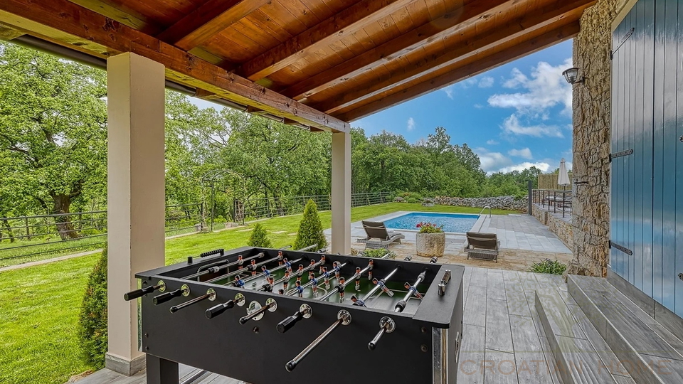 Renviertes Steinhaus mit Pool auf 6000 m2 Grundst&uuml;ck mit 2 Nebengeb&auml;uden am Rande der Ortschaft