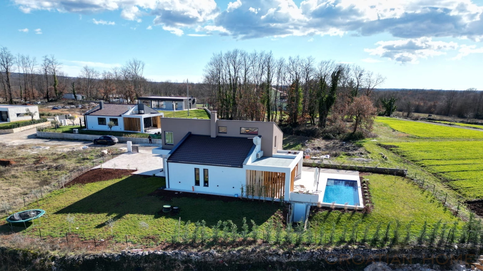 Moderne helle neue Villa mit Pool in kleinem istrischen Dorf