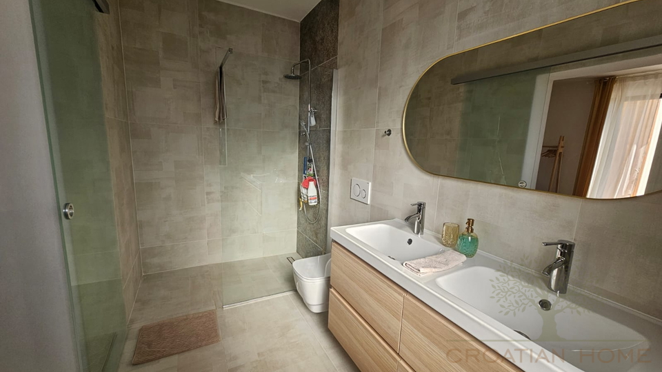Moderne helle neue Villa mit Pool in kleinem istrischen Dorf