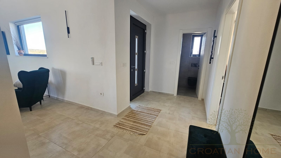 Moderne helle neue Villa mit Pool in kleinem istrischen Dorf