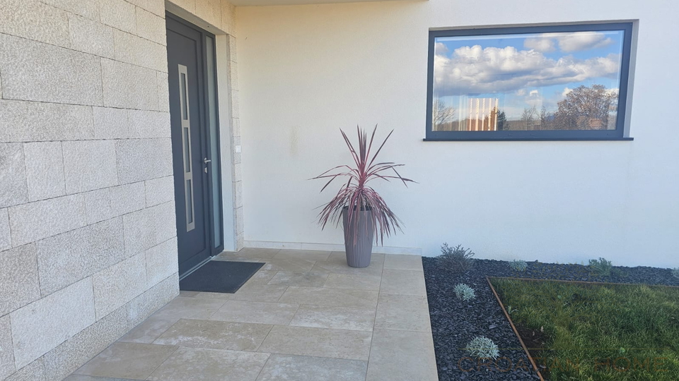 Moderne helle neue Villa mit Pool in kleinem istrischen Dorf