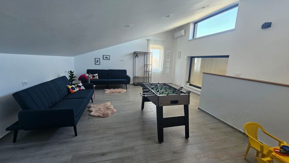 Moderne helle neue Villa mit Pool in kleinem istrischen Dorf