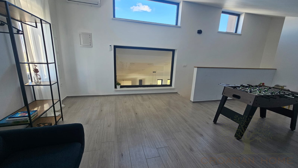 Moderne helle neue Villa mit Pool in kleinem istrischen Dorf