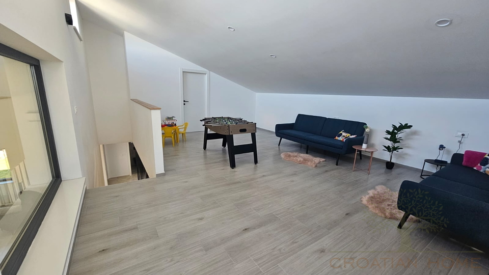 Moderne helle neue Villa mit Pool in kleinem istrischen Dorf