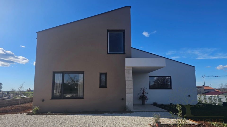 Moderne helle neue Villa mit Pool in kleinem istrischen Dorf