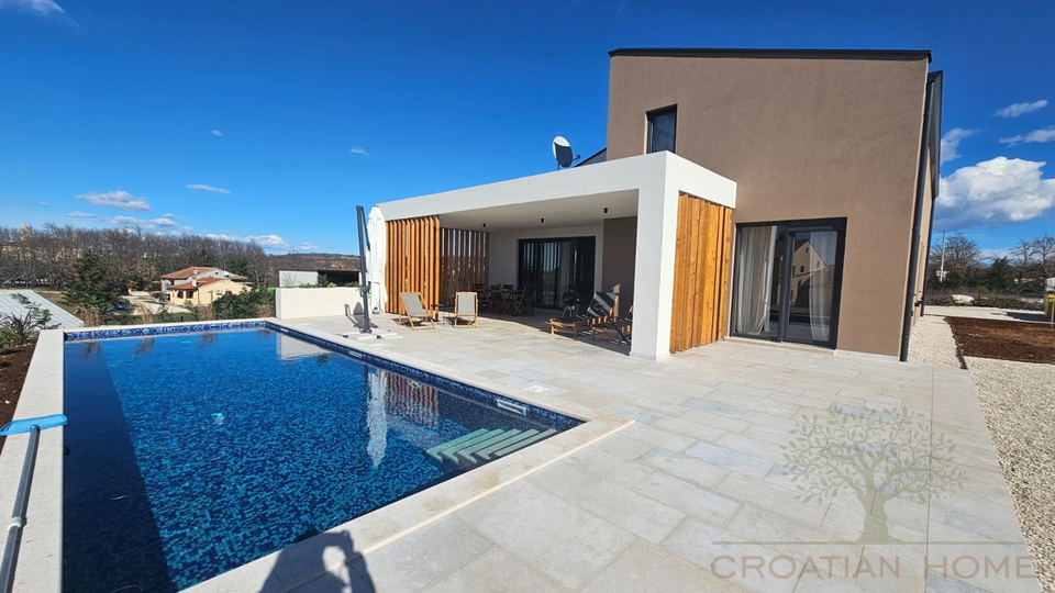 Moderne helle neue Villa mit Pool in kleinem istrischen Dorf