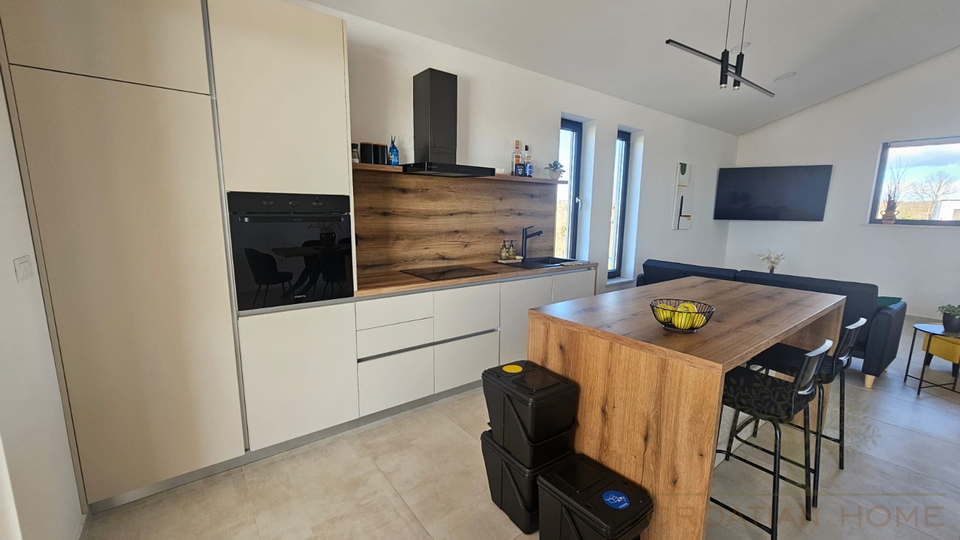 Moderne helle neue Villa mit Pool in kleinem istrischen Dorf