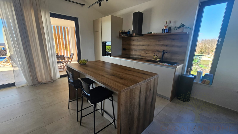 Moderne helle neue Villa mit Pool in kleinem istrischen Dorf