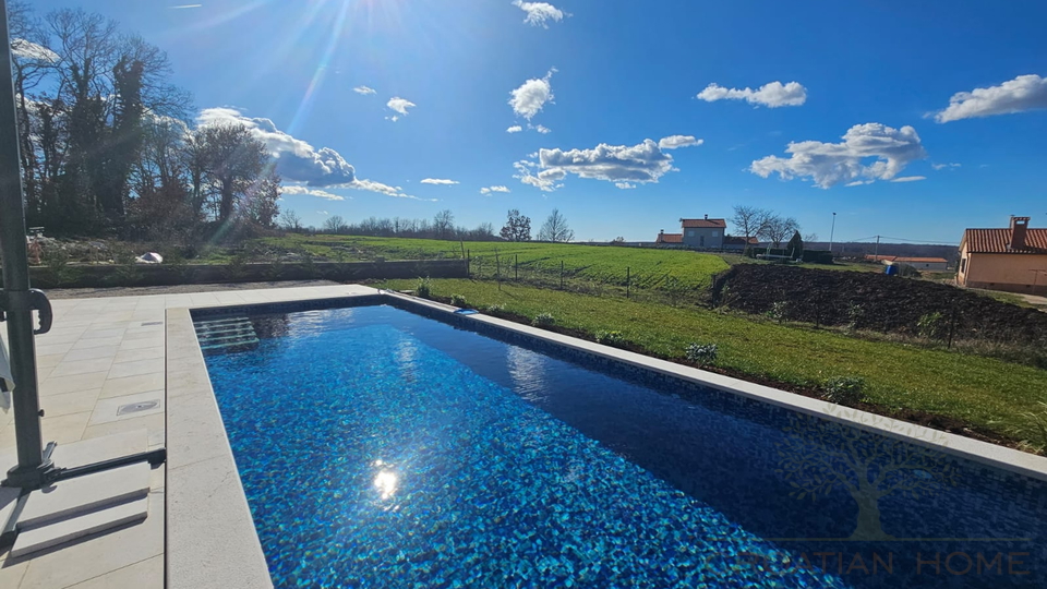 Moderne helle neue Villa mit Pool in kleinem istrischen Dorf