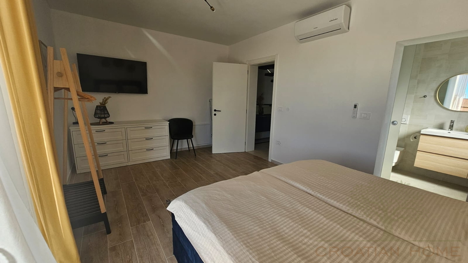 Moderne helle neue Villa mit Pool in kleinem istrischen Dorf