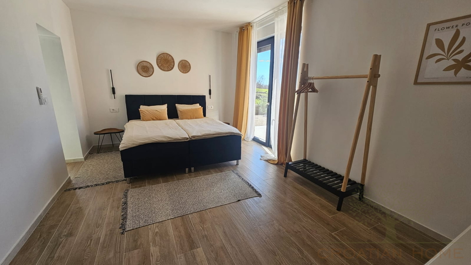 Moderne helle neue Villa mit Pool in kleinem istrischen Dorf