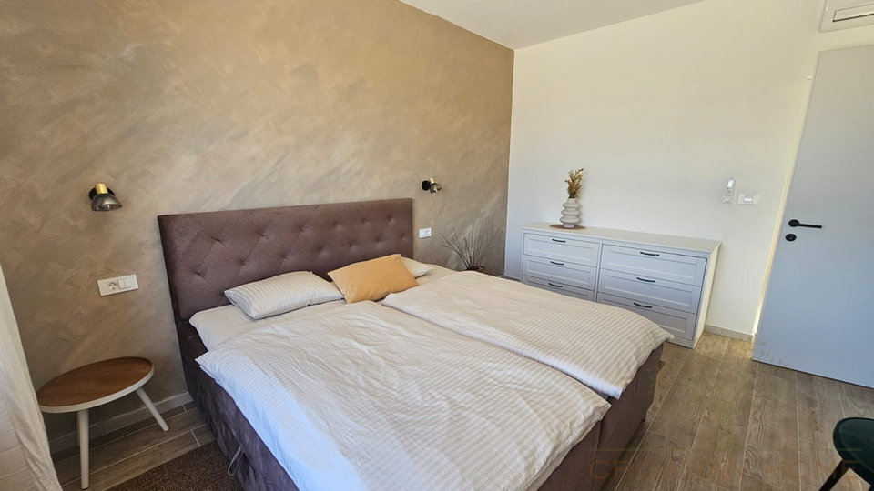Moderne helle neue Villa mit Pool in kleinem istrischen Dorf