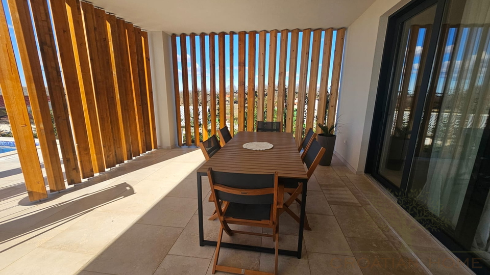 Moderne helle neue Villa mit Pool in kleinem istrischen Dorf