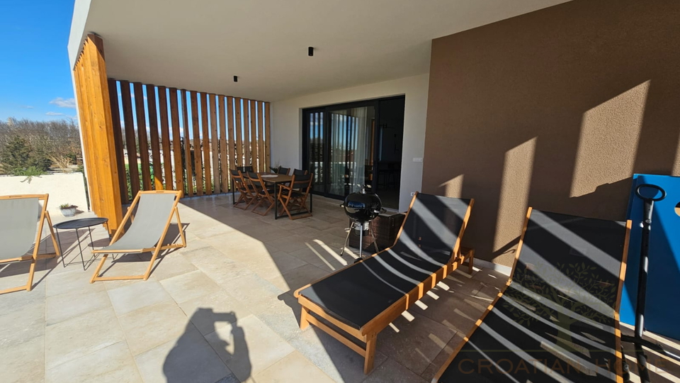 Moderne helle neue Villa mit Pool in kleinem istrischen Dorf