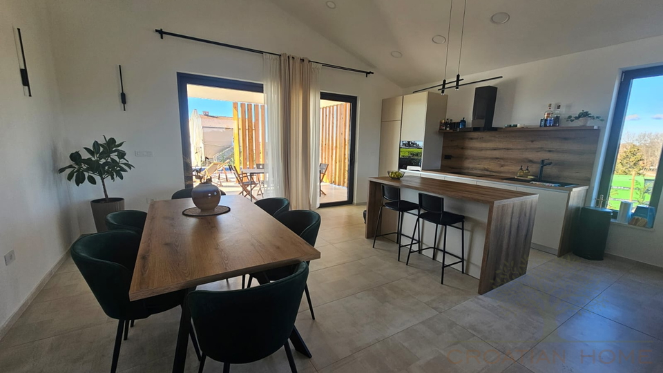 Moderne helle neue Villa mit Pool in kleinem istrischen Dorf
