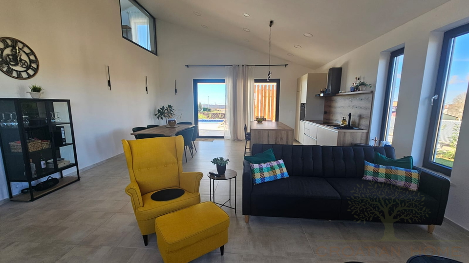Moderne helle neue Villa mit Pool in kleinem istrischen Dorf