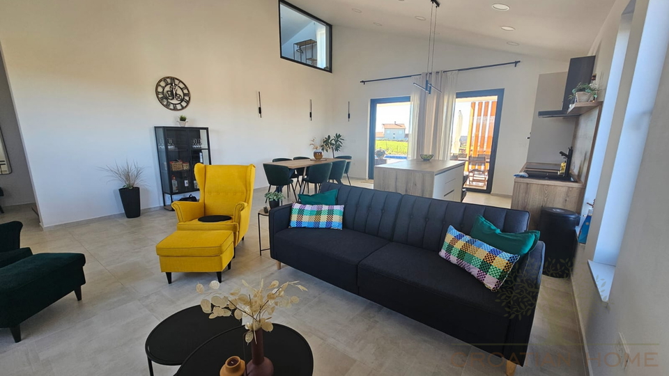 Moderne helle neue Villa mit Pool in kleinem istrischen Dorf