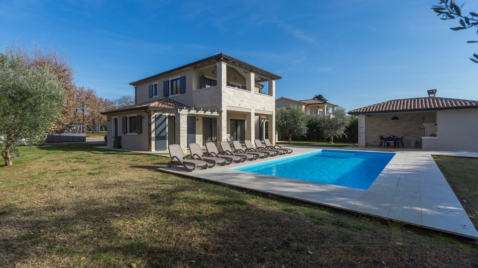 Wundersch&ouml;ne mediterrane Villa mit Pool&comma; &uuml;berdachte Aussenk&uuml;che&comma; Carport in begehrter Lage mit Sonnenkolektoren