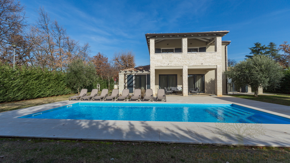 Wundersch&ouml;ne mediterrane Villa mit Pool&comma; &uuml;berdachte Aussenk&uuml;che&comma; Carport in begehrter Lage mit Sonnenkolektoren