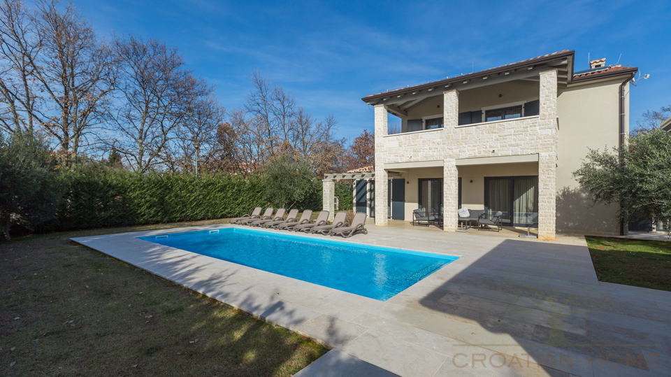 Wundersch&ouml;ne mediterrane Villa mit Pool&comma; &uuml;berdachte Aussenk&uuml;che&comma; Carport in begehrter Lage mit Sonnenkolektoren