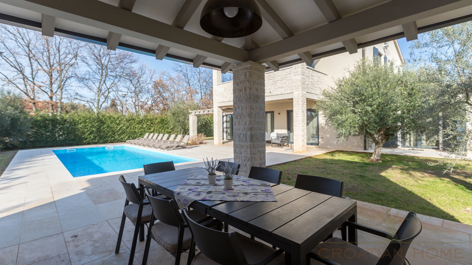 Wundersch&ouml;ne mediterrane Villa mit Pool&comma; &uuml;berdachte Aussenk&uuml;che&comma; Carport in begehrter Lage mit Sonnenkolektoren