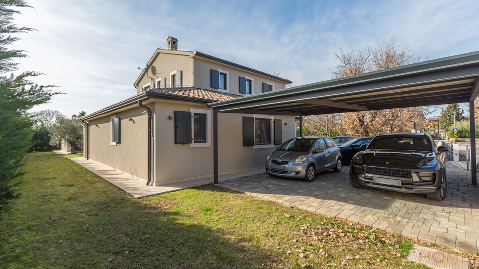 Wundersch&ouml;ne mediterrane Villa mit Pool&comma; &uuml;berdachte Aussenk&uuml;che&comma; Carport in begehrter Lage mit Sonnenkolektoren