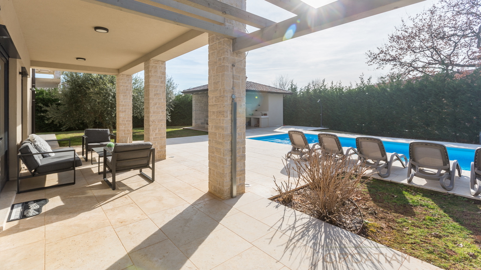 Wundersch&ouml;ne mediterrane Villa mit Pool&comma; &uuml;berdachte Aussenk&uuml;che&comma; Carport in begehrter Lage mit Sonnenkolektoren