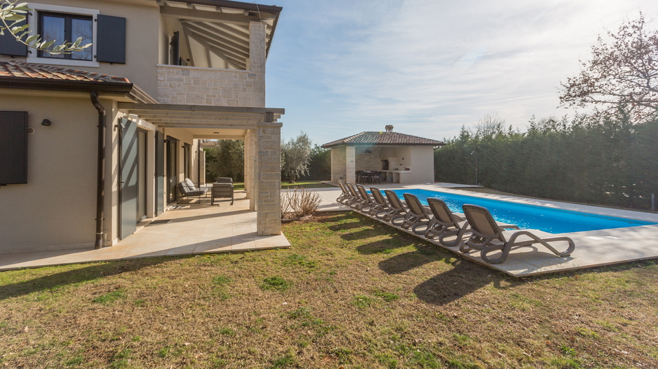 Wundersch&ouml;ne mediterrane Villa mit Pool&comma; &uuml;berdachte Aussenk&uuml;che&comma; Carport in begehrter Lage mit Sonnenkolektoren